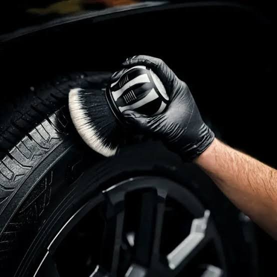 Cleaning and protecting a car wheel
