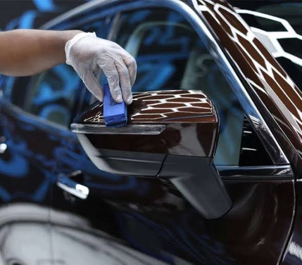 Careful cleaning of a car windshield